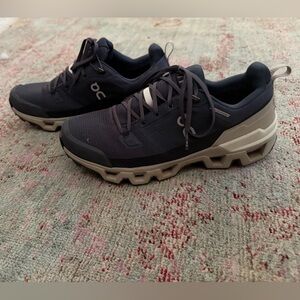 On Cloud Women’s Running size 11